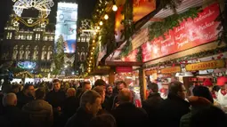 Pengunjung menjelajahi pasar Natal di depan balai kota Wina di Wina, Austria (19/11/2019). Ratusan stand menjajakan makanan ornamen natal dan produk-produk buatan lokal Austria di pasar Natal ini. (AFP Photo/Joe Klamar)
