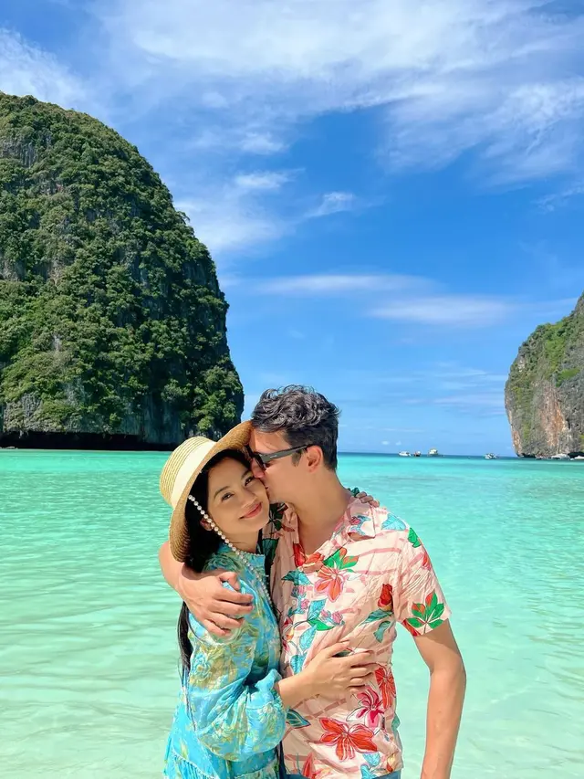 Titi Kamal dan Christian Sugiono di Thailand