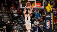 Pacar Kendall Jenner, Devin Booker melakukan slam dunk guna membantu Suns mengalahkan Nuggets di play-off NBA (AFP)