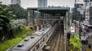 Rangkaian KRL Commuter Line melintas di proyek pembangunan stasiun kereta Bandara Soekarno-Hatta di Stasiun Sudirman Baru, Jakarta, Jumat (19/5). (Liputan6.com/Faizal Fanani)