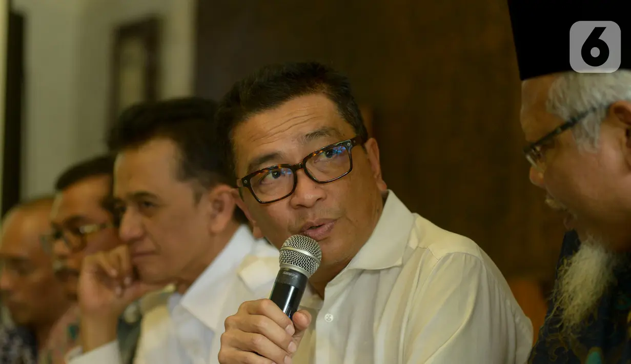 Helmy Yahya memberikan keterangan soal pemberhentiannya sebagai Direktur Utama TVRI saat konferensi pers di Jakarta, Jumat (17/1/2020). Pembelian hak siar Liga Inggris menjadi salah satu faktor penyebab pemberhentian Helmy Yahya dari jabatan Dirut oleh Dewan Pengawas TVRI. (merdeka.com/Imam Buhori)