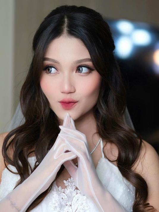 Gaun pengantin impian Mirriam Eka, istri Julian Jacob, berkerah halter dengan gloves. [@mariaeka_]
