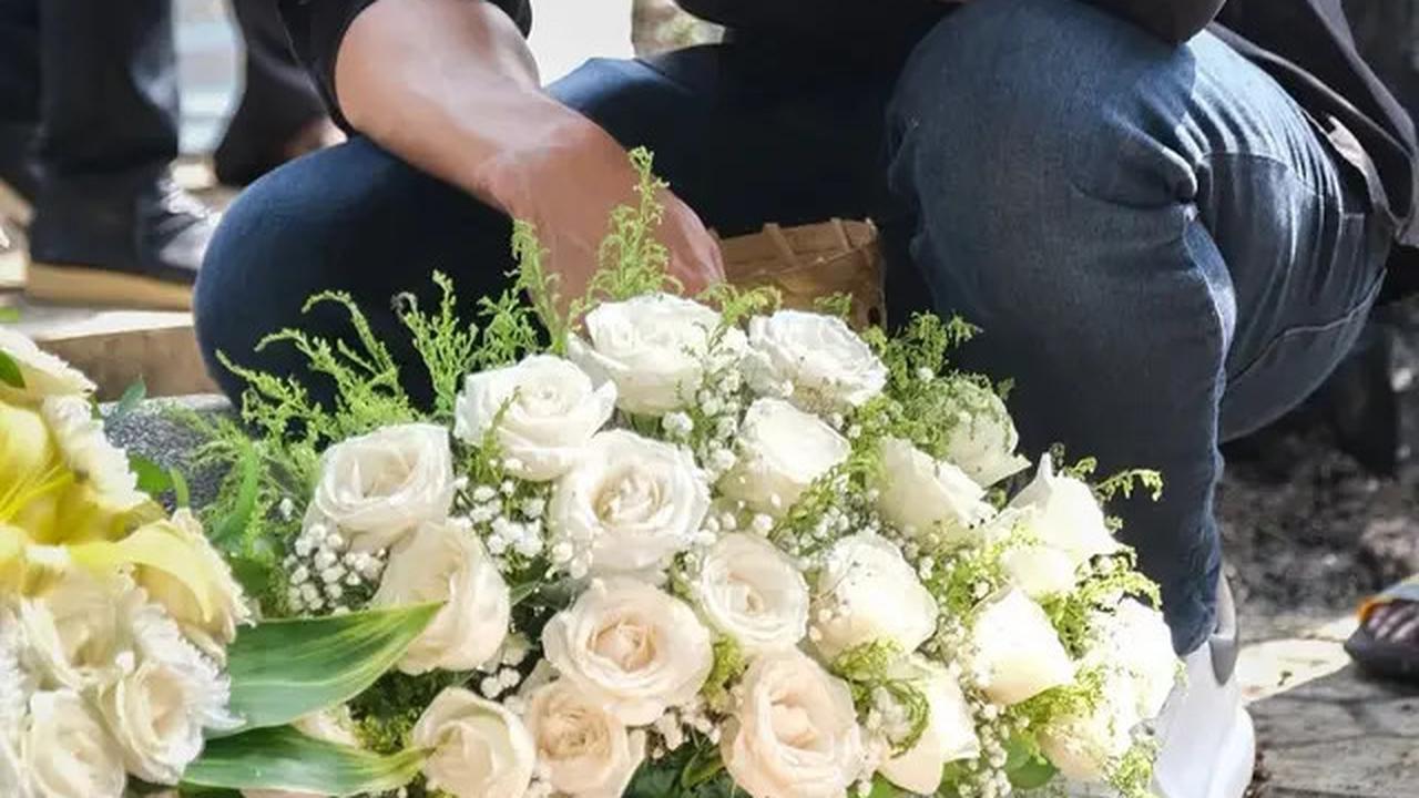 6 Potret Darius Sinathrya Dalam Pemakaman Sang Ayah di Yogyakarta, Donna Agnesia Setia Menemani