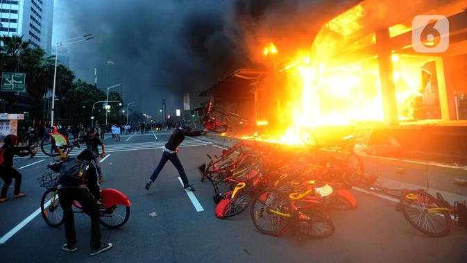  Sepeda  Sewaan di  Bundaran HI Ikut Dibakar Pengunjuk Rasa 