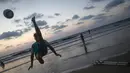 Pemuda Palestina Mohammed Eliwa menendang bola saat bermain di pantai di Kota Gaza (20/9/2019). Eliwa 17 tahun dan Ahmed al-Khoudari 20 tahun kehilangan satu kakinya saat bentrok di perbatasan Israel. (AFP Photo/Mahmud Hams)