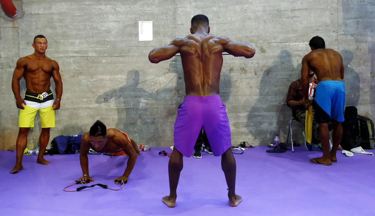 Pemanasan dilakukan para binaragawan jelang kontes Arnold Classic Europe di Madrid, Spanyol, Jumat (25/9/2015). (Reuters/Susana Vera)