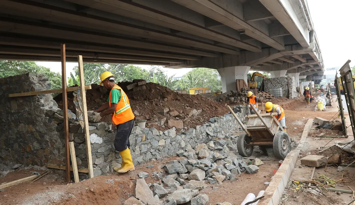 Pekerja menyelesaikan pembangunan skate park di bawah flyover Pasar Rebo, Jakarta, Rabu (28/8/2019). Skate park ini memiliki fasilitas tempat bermain anak, kolam budi daya perikanan dan pertanian kota, musala dan toilet yang akan selesai pada 15 November 2019. (Liputan6.com/Herman Zakharia)
