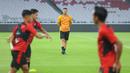 Pelatih Persija Jakarta, Carlos Pena, mengamati  anak asuhnya saat sesi latihan jelang menghadapi Persebaya Surabaya pada laga pekan ke-28 BRI Liga 1 2024-2025 di Stadion Utama Gelora Bung Karno, Jakarta, Jumat, (11/4/2025). (Bola.com/M Iqbal Ichsan)