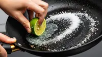 7 Cara Membersihkan Wajan Gosong Pakai Garam dan Jeruk Nipis, Ampuh Tanpa Digosok Keras