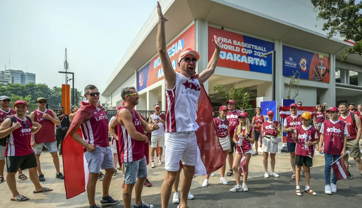 Suporter Latvia memadati Indonesia Arena yang jadi venue FIBA World Cup 2023. Latvia menghadapi Lebanon pada pukul 16.15 WIB. (BAY ISMOYO/AFP)