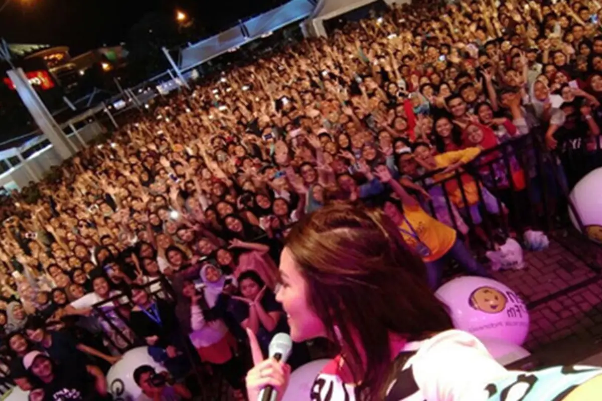 Raisa melakukan group selfie saat mengadakan konser. Source: Instagram @Raisa6690