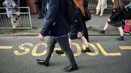Aktivitas pelajar Holyrood Secondary School saat berangkat ke sekolah untuk pertama kalinya di Glasgow, Skotlandia (12/8/2020).  (AFP/ANDY BUCHANAN)