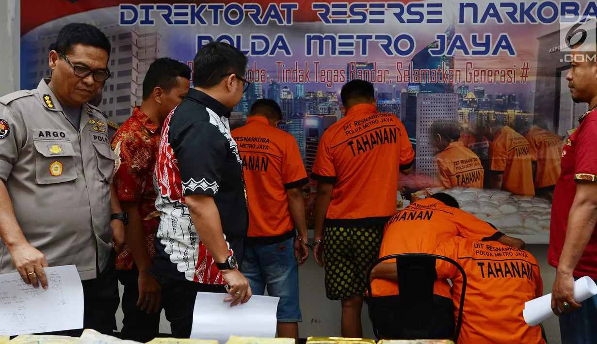Kabid Humas Polda Metro Jaya Kombes Pol Argo Yuwono (kiri) saat gelar perkara kasus narkoba di Polda Metro Jaya, Jakarta, Jumat (1/3). Subdit II Resnarkoba menyita sabu seberat 10 Kg dan 1.105 butir ekstasi jenis diamond. (Merdeka.com/ImamBuhori)
