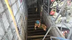 Petugas penyelamat dengan menggunakan tali turun ke lokasi robohnya konstruksi kereta bawah tanah di kota Namyangju, dekat Seoul, Korsel, Rabu (1/6). Empat pekerja tewas dan 10 orang lainnya luka-luka dalam insiden ini. (NAMYANGJU FIRE STATION/AFP)
