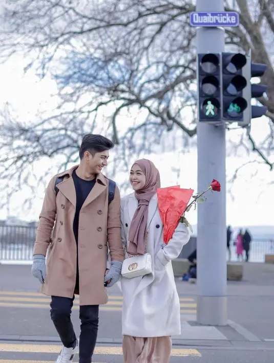 Mengunjungi Swiss, Ria Ricis tampil modis dalam balutan busana nuansa pastel.Dia memadukan long coat warna broken white dengan skirt warna nude dan hijab warna pink pastel.  (Instagram/riaricis1795).