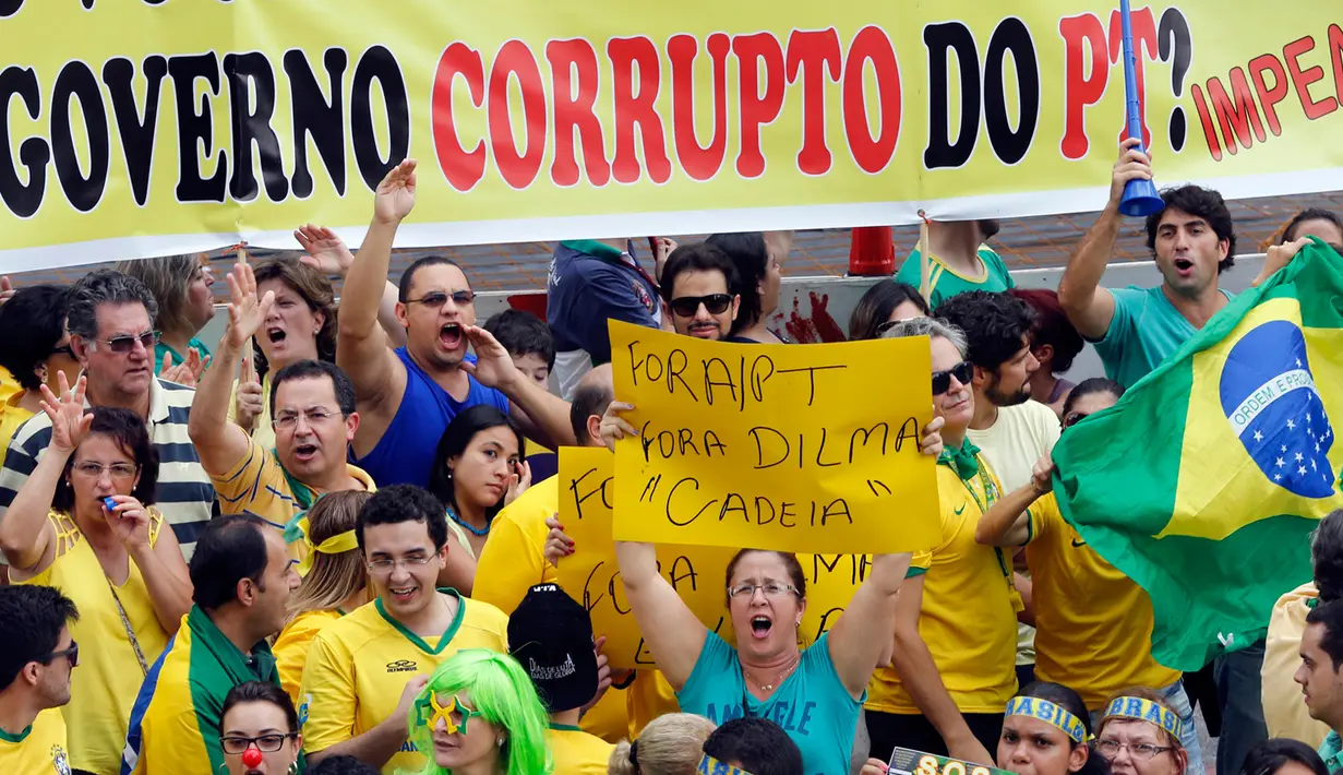 Para demonstran membentangkan spanduk memprotes Presiden Brasil Dilma Rousseff, Sao Paulo, Brazil (15/3/2015). Satu juta demonstran memenuhi ruas jalan di kota-kota Brazil untuk memprotes ekonomi lesu, kenaikan harga dan korupsi. (Reuters/Paulo Whitaker)
