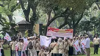 Persiapan parade bakal capres-cawapres Prabowo Subianto dan Gibran Rakabuming Raka dilakukan di Taman Suropati, Menteng, Jakarta Pusat (Jakpus). (Liputan6.com/Rifqi Alief Abiyya)
