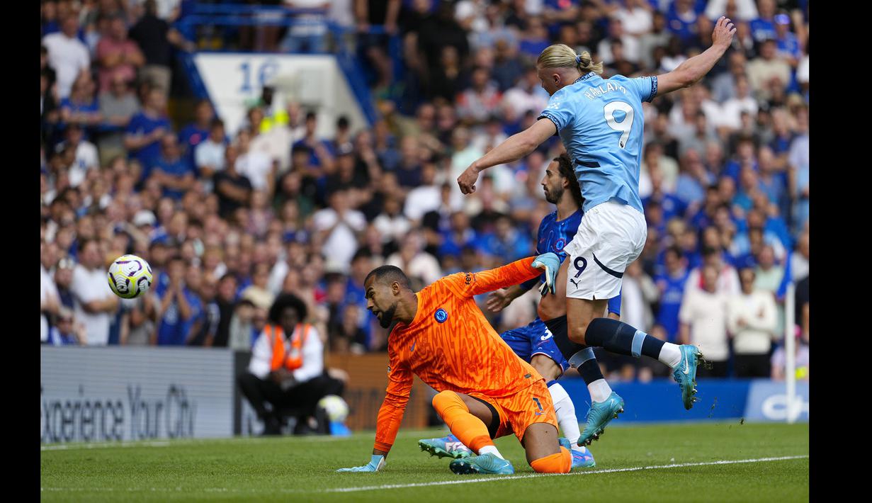 Pemain Manchester City, Erling Haaland mencetak gol ke gawang Chelsea pada laga Liga Inggris 2024/2025 di Stamford Bridge, London, Inggris, Minggu (18/08/2024) WIB. (AP Photo/Dave Shopland)