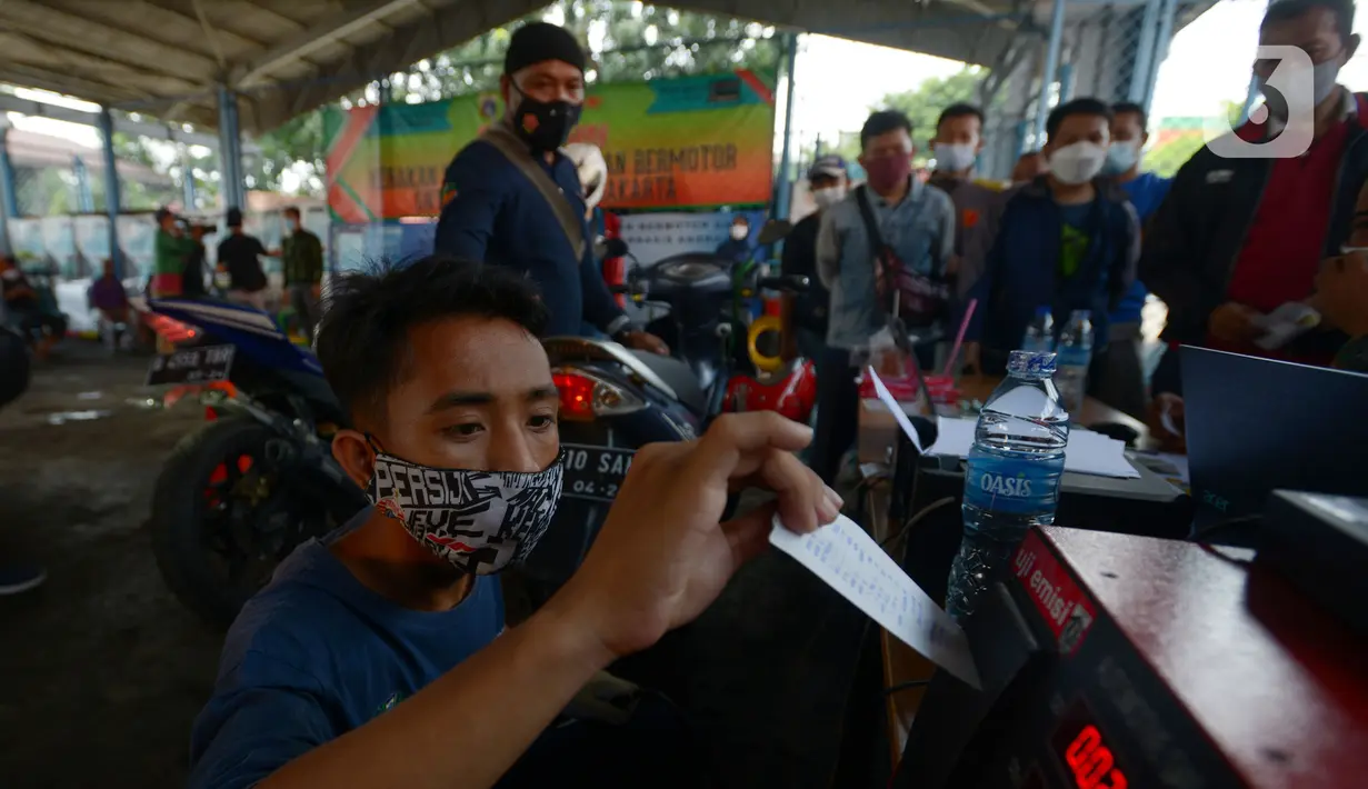 Petugas melakukan uji emisi kendaraan bermotor secara gratis di Bengkel Dinas Lingkungan Hidup DKI Jakarta, Kamis (4/11/2021). Pemprov DKI Jakarta mengumumkan akan menerapkan sanksi tilang bagi kendaraan bermotor yang tidak lulus atau belum melakukan uji emisi. (merdeka.com/Imam Buhori)