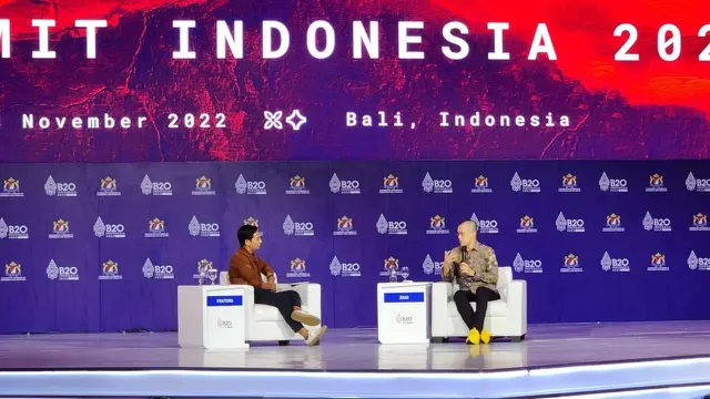 CEO Binance, Changpeng Zhao (CZ), berbicara dengan komunitas kripto di gelaran B20 Summit, Bali. Dipandu oleh Wakil Ketua Asosiasi Fintech Indonesia, Aldi Haryopratomo. Dok: Binance