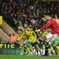 Pemain Manchester United Cristiano Ronaldo mencetak gol ke gawang Norwich City dari titik penalti pada pertandingan sepak bola Liga Inggris di Stadion Carrow Road, Norwich, Inggris, 11 Desember 2021. Manchester United menang 1-0. (Daniel LEAL/AFP)