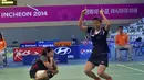 Nitya Krishinda dan Gresya Polii meluapkan kegembiraanya setelah mengalahkan pasangan Jepang Matsutomo dan Takahashia pada final perorangan Ganda Putri Asian Games ke-17 di Gyeyang Gymnasium, Incheon, Korsel, Sabtu (27/9). (ANTARA FOTO/SAPTONO)