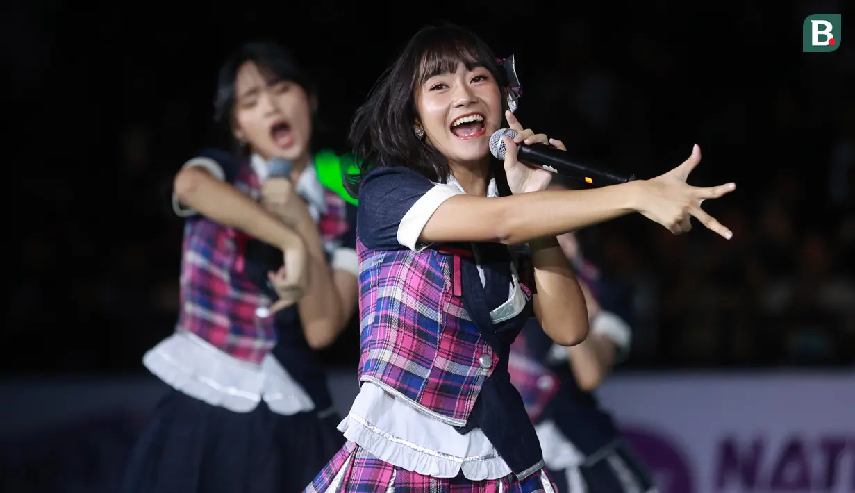 Personil JKT48, Freya Jayawardana (kanan), saat menyanyikan salah satu lagu dalam acara Grand Final AXIS Nation Cup 2023 di Istora Senayan, Jakarta, Minggu (15/10/2023). Penampilan JKT48 benar-benar ditunggu-tunggu ribuan penggemarnya yang memadati Istora Senayan. (Bola.com/M Iqbal Ichsan)