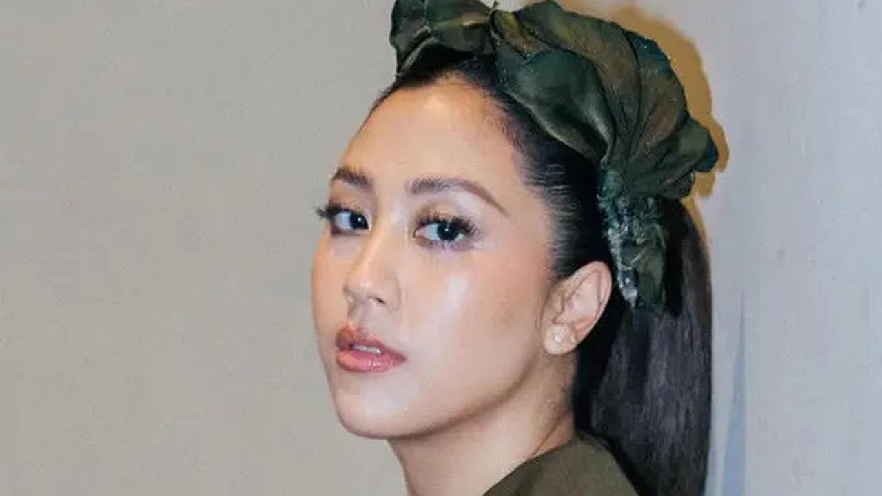 11 Artis Indonesia Ini Diam-Diam Jago Melukis, Karyanya Bikin Kagum Bak Seniman Sejati - Ada Idolamu?