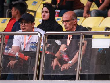 Kandidat pelatih Arema FC, Fernando Valente (kanan) ditemani General Manager Arema FC, Muhammad Yusrinal Fitriandi menyaksikan laga pekan kesembilan BRI Liga 1 2023/2024 di Stadion Patriot Candrabhaga, Bekasi, Minggu (20/08/2023). (Bola.com/Bagaskara Lazuardi)