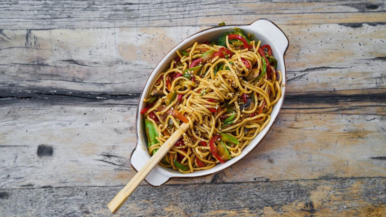 Biasanya orang akan mencari mi goreng dengan rasa terenak, entah membeli di restoran atau di abang-abang penjual kaki lima.