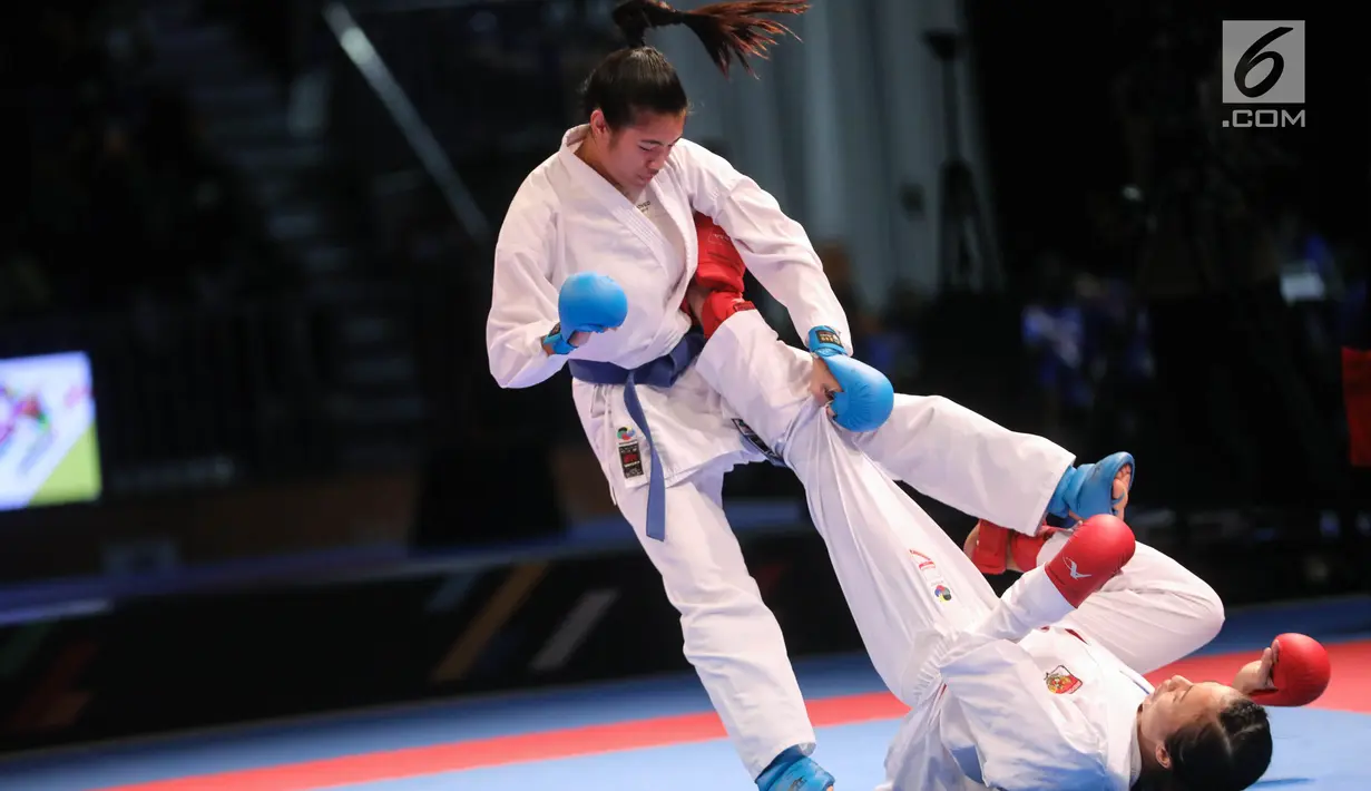 Karateka putri Indonesia, Srunita Sari menghalau tendangan karateka asal Thailand, Paweena Raksachart dalam nomor kumite bawah 50 kg putri Sea Games 2017, Kuala Lumpur, Malaysia, (22/8). Srunita menang dengan skor 6-0. (Liputan6.com/Faizal Fanani)