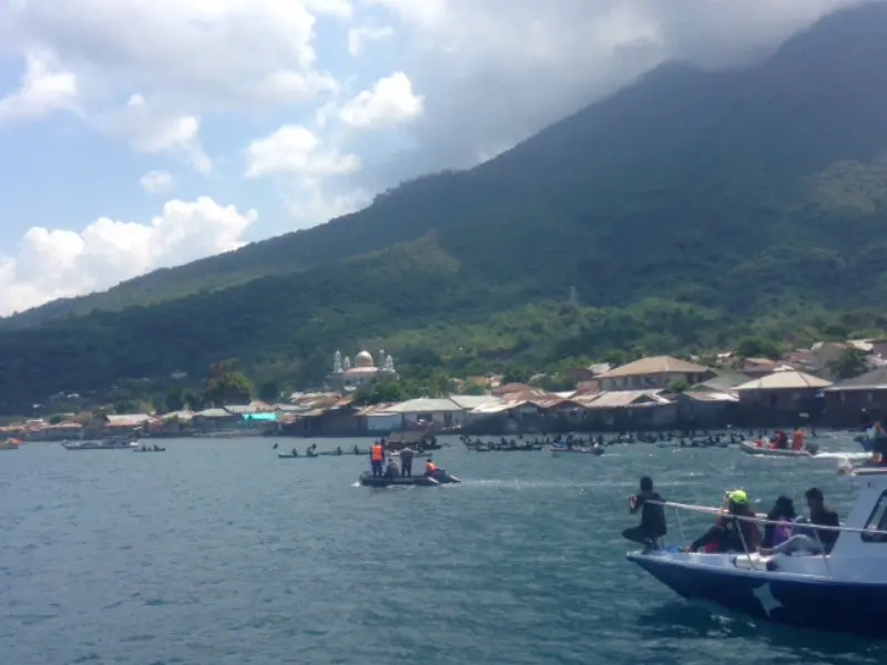 Pada puncak perayaan Semana Santa, patung Yesus diarak ke Laut (Foto: Christina Nila)