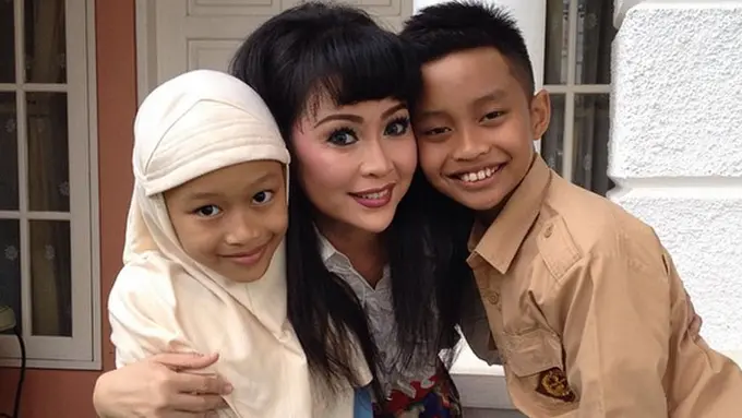 Ratna Listy bersama dua anaknya, Swara Reiki January dan Swara Keisyah Alma Nova