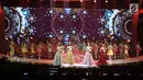 Finalis Puteri Indonesia saat tampil pada Malam Puncak Puteri Indonesia 2018, Jakarta, Jumat (9/3). Para finalis juga menampilkan gaya dengan busana kain Indonesia asli sebagai produk industri tradisional berbasis budaya. (Liputan6.com/Herman Zakharia)