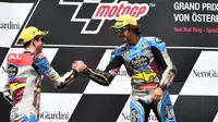 Pebalap Marc VDS, Franco Morbidelli (kanan), bersebrasi bersama Alex Marquez setelah menjuarai Moto2 Austria pada balapan di Sirkuit Red Bull Ring, Minggu (13/8/2017). (AP Photo/Kerstin Joensson)