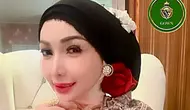 Potret Roro Fitria Kondangan di Acara Ngunduh Mantu Al/Instagram/@rf_gown