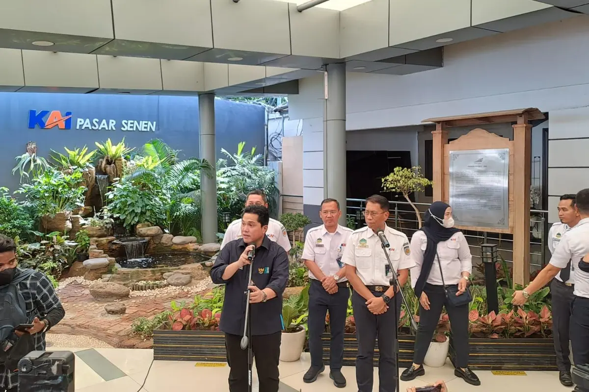 Menteri BUMN Erick Thohir kunjungan di Stasiun Senen, Jakarta, dalam rangka pemantauan arus mudik, Selasa (18/4/2023). Erick Thohir masih mempelajari hasil audit BPKP mengenai rencana impor KRL bekas dari Jepang. (Mauulandy/Liputan6.com)