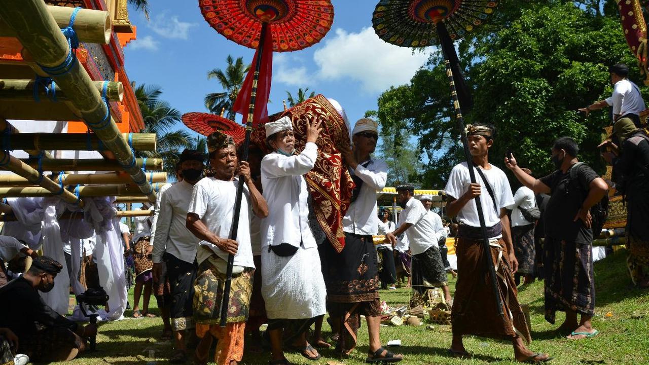 Pantun Bali Lucu yang Penuh Nasihat