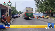 Perbarui informasi Anda bersama Fokus edisi (23/12) dengan beberapa topik pilihan di antaranya, Pemudik Padati Moda Transportasi Umum, Pelabuhan Merak Banten Kembali Normal, Kreasi Pohon Natal dari Botol Plastik Bekas, Jelang Libur Natal dan Tahun Ba...