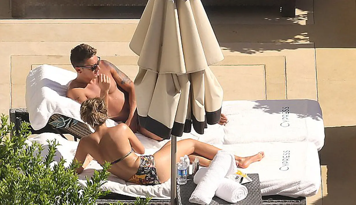  Ozil dan kekasihnya tampak bersantai menikmati sinar matahari di pinggir kolam sebuah hotel berbintang di Las Vegas (Dailymail)