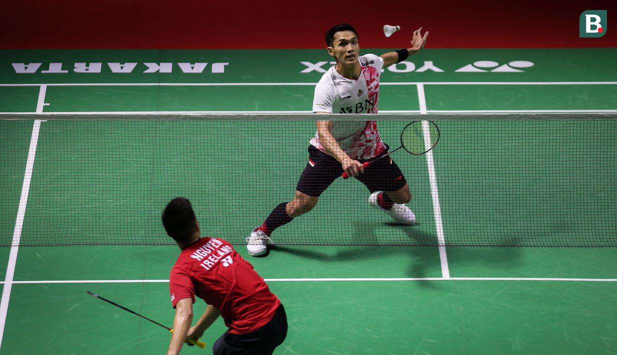 Di babak 16 besar, Shesar Hiren Rhustavito akan melakoni perang saudara menghadapi Jonatan Christie yang juga lolos ke babak 16 besar setelah menang rubber game atas wakil Irlandia, Nhat Nguyen dengan skor 21-23, 21-11 dan 21-6. (Bola.com/Bagaskara Lazuardi)