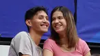 Atlet basket, Daniel Wenas, bersama pevoli putri, Shella Bernadetha, tampak tersenyum saat menonton langsung pertandingan FIBA World Cup 2023 antara Prancis vs Pantai Gading di Indonesia Arena, Sabtu (2/9/2023). (Bola.com/M Iqbal Ichsan)