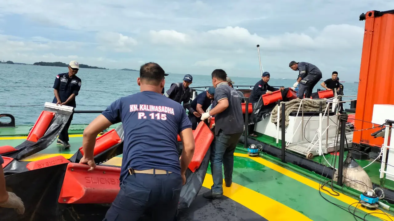 Kemenhub berhasil mengevakuasi Tanker MT Young Yong yang kandas di Selat Singapura dekat Pulau Takong Kecil, Kota Batam