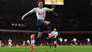 Gelandang Tottenham, Dele Alli, merayakan gol yang dicetaknya ke gawang Arsenal pada laga perempat final Piala Liga di Stadion Emirates, London, Rabu (19/12). Arsenal kalah 0-2 dari Tottenham. (AFP/Ben Stansall)