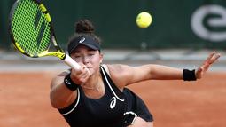 Ekspresi petenis Amerika, Caroline Dolehide menjangkau bola saat melawan Madison Keys pada ajang Prancis Terbuka 2018 di Roland Garros stadium, Paris, (30/5/2018).  (AP/Thibault Camus)
