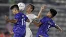 Gelandang Timnas Indonesia U-16, Raka Cahyana, menyundul bola saat melawan Filipina pada laga babak Kualifikasi Piala AFC U-16 2020 di Stadion Madya, Jakarta, Senin (16/9/2019). Indonesia menang 4-0 atas Filipina. (Bola.com/M Iqbal Ichsan)
