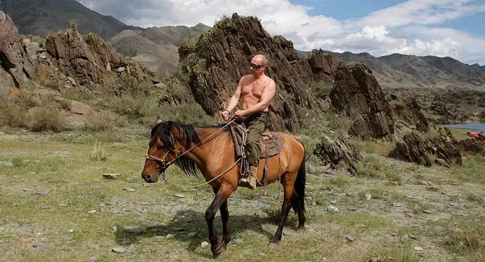 Presiden Vladimir Putin saat menunggangi kuda di Siberia (AP Photo/RIA Novosti, Alexei Druzhinin)