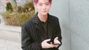 Warna ungu juga pernah dicoba oleh Jinyoung. Dengan balutan kemeja serba hitam dengan aksen garis putih, visual bae Jinyoung tak luput dari pujian para penggemarnya. (Liputan6.com/IG/@wannaone.official)