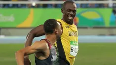  Pelari Asal Jamaika, Usain Bolt tersenyum dengan Andre de Grasse, pelari Kanada saat bersaing di semifinal lari 200 meter pria di Rio de Janeiro, Brasil (17/8). Usain Bolt meraih medali emas kedua di lari 200 meter pria. (REUTERS/Gonzalo Fuentes)