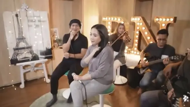 [Bintang] Nagita Slavina dan Anji